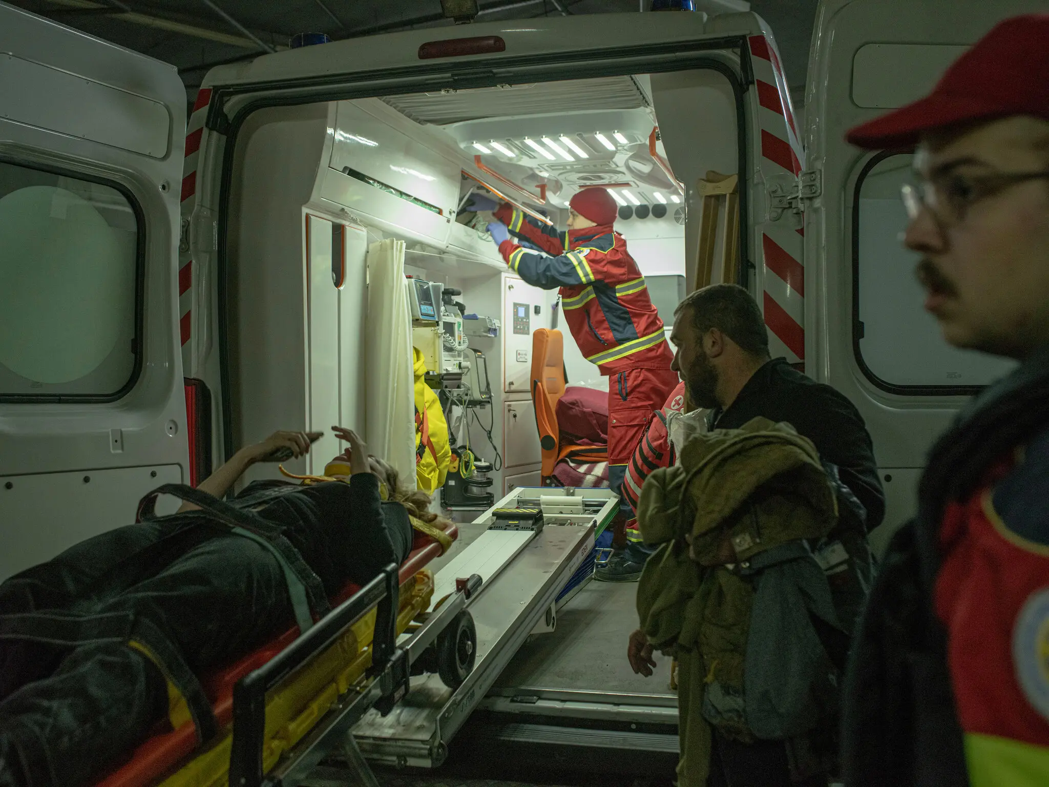 Медики лікують поранену жінку в готелі 